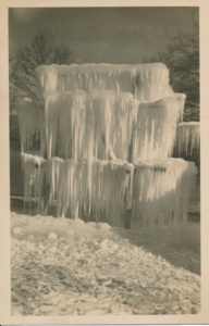 Der Eisgalgen auf dem PfarrgrundstÃ¼ck in voller Pracht